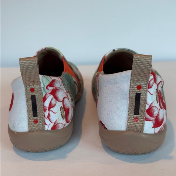 NWOT UIN Floral Slip On Loafer Sneakers Walking Shoe. Size 8 - Picture 4 of 9